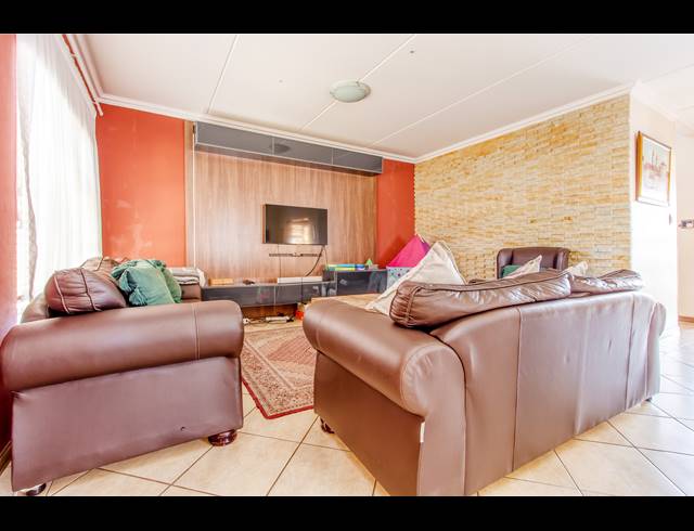 3 BEDROOM FREEHOLD TO LET IN RADIOKOP